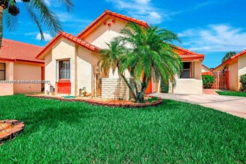 Casa en alquiler en Pembroke Pines, Florida, 3 dormitorios, 131.55 m2 № 1970497 - foto 1