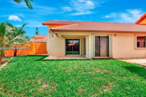 Casa en alquiler en Pembroke Pines, Florida, 3 dormitorios, 131.55 m2 № 1970497 - foto 3