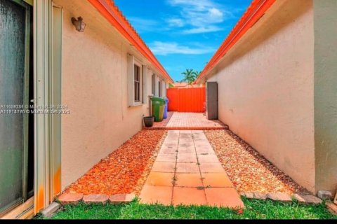 Casa en alquiler en Pembroke Pines, Florida, 3 dormitorios, 131.55 m2 № 1970497 - foto 5