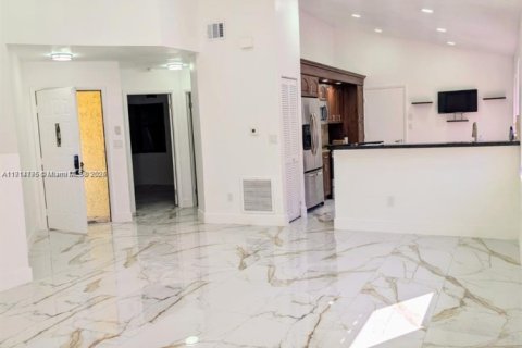 Casa en alquiler en Pembroke Pines, Florida, 3 dormitorios, 131.55 m2 № 1970497 - foto 14