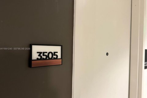 Condo in Miami, Florida, 2 bedrooms  № 1998358 - photo 25