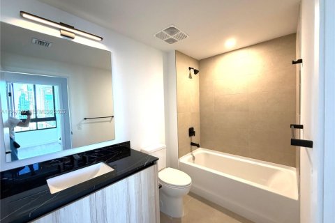 Condo in Miami, Florida, 2 bedrooms  № 1998358 - photo 13