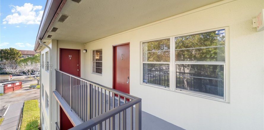 Condo in Pembroke Pines, Florida, 2 bedrooms  № 1979405