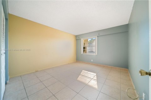 Condo in Pembroke Pines, Florida, 2 bedrooms  № 1979405 - photo 13