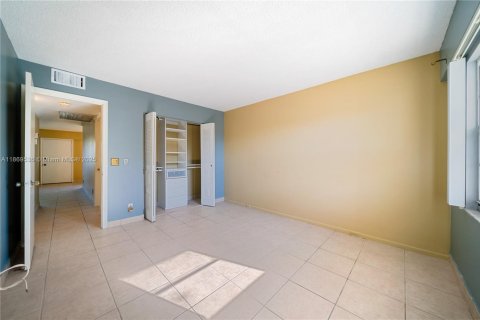Condo in Pembroke Pines, Florida, 2 bedrooms  № 1979405 - photo 12