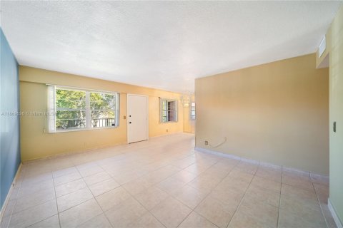 Condo in Pembroke Pines, Florida, 2 bedrooms  № 1979405 - photo 16