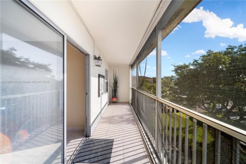 Condo in Pembroke Pines, Florida, 2 bedrooms  № 1979405 - photo 7