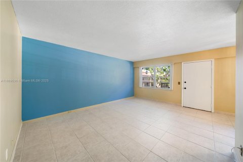 Condo in Pembroke Pines, Florida, 2 bedrooms  № 1979405 - photo 2