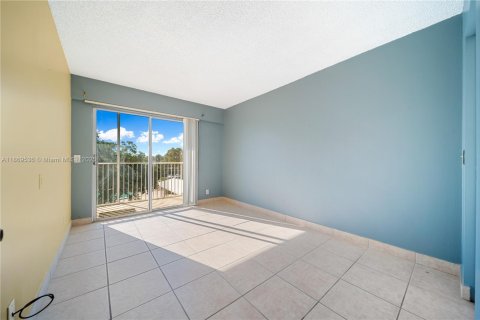 Condo in Pembroke Pines, Florida, 2 bedrooms  № 1979405 - photo 4