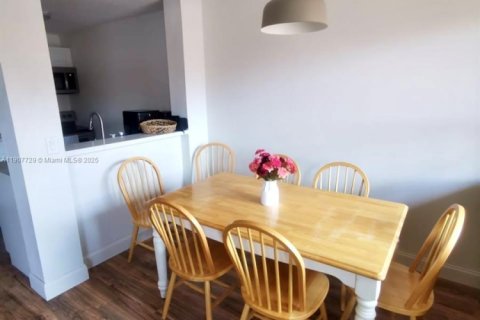 Купить таунхаус в Дорал, Флорида 2 спальни, 91.04м2, № 1963963 - фото 14