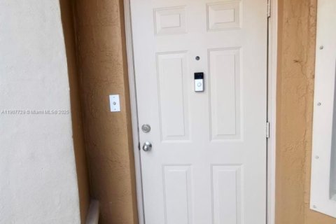 Купить таунхаус в Дорал, Флорида 2 спальни, 91.04м2, № 1963963 - фото 8