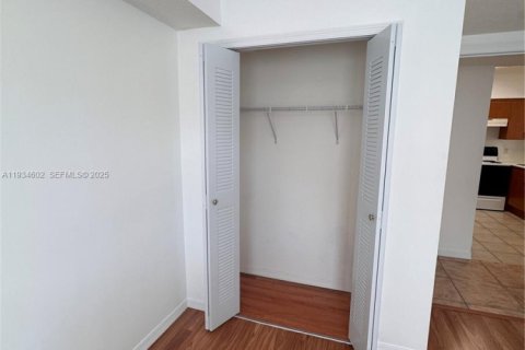 Купить кондоминиум в Майами, Флорида 3 спальни, 110.27м2, № 2054356 - фото 9