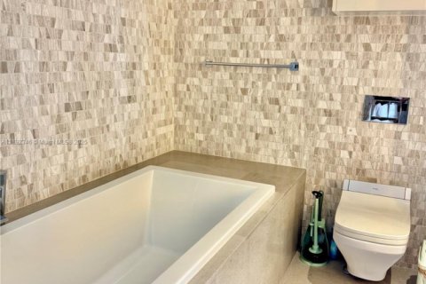 Condominio en alquiler en Miami, Florida, 2 dormitorios, 117.52 m2 № 1944060 - foto 18