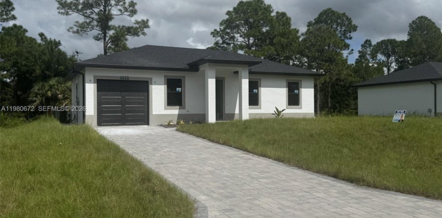 House in Lehigh Acres, Florida 3 bedrooms, 102.19 sq.m. № 2043884