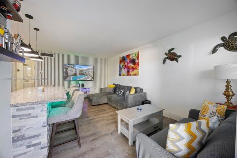 Condominio en venta en Hallandale Beach, Florida, 1 dormitorio, 64.1 m2 № 1811103 - foto 3