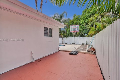 Villa ou maison à vendre à Biscayne Park, Floride: 3 chambres, 174.66 m2 № 2017340 - photo 19