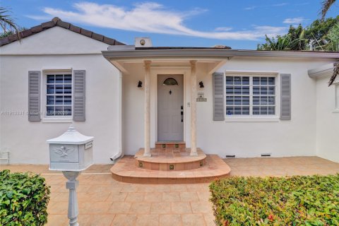 Villa ou maison à vendre à Biscayne Park, Floride: 3 chambres, 174.66 m2 № 2017340 - photo 5