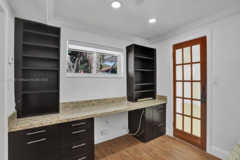 Villa ou maison à vendre à Biscayne Park, Floride: 3 chambres, 174.66 m2 № 2017340 - photo 20