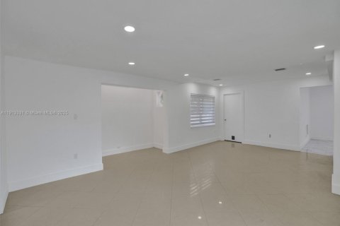 Villa ou maison à vendre à Biscayne Park, Floride: 3 chambres, 174.66 m2 № 2017340 - photo 13