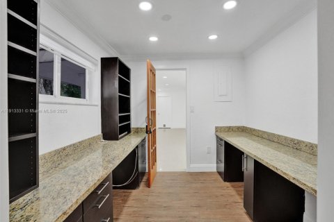 Villa ou maison à vendre à Biscayne Park, Floride: 3 chambres, 174.66 m2 № 2017340 - photo 21