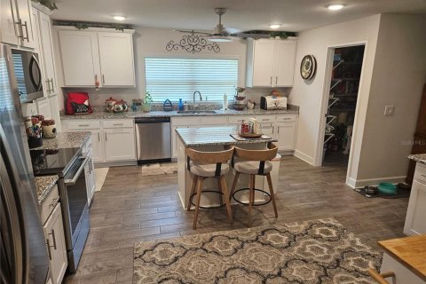 House in Auburndale, Florida 4 bedrooms, 289.2 sq.m. № 2227523 - photo 9