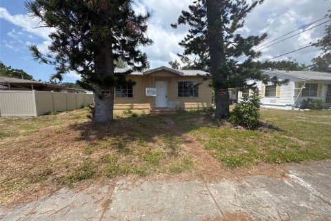 Casa en venta en Gulfport, Florida, 3 dormitorios, 94.76 m2 № 1902273 - foto 1