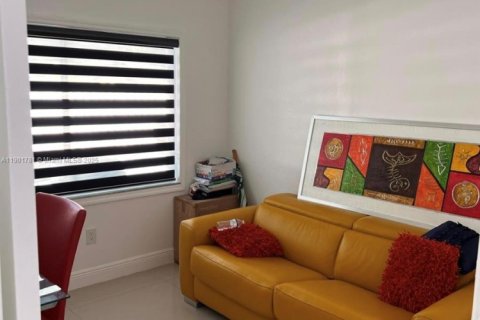 House in Miami, Florida 4 bedrooms, 180.51 sq.m. № 2013315 - photo 8