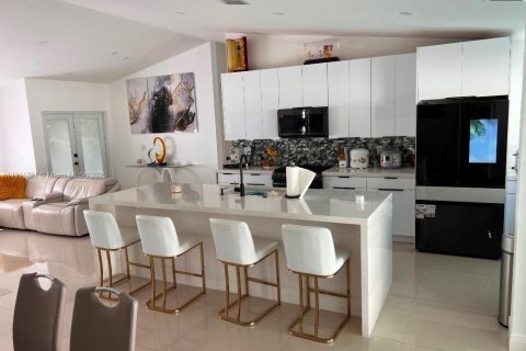 House in Miami, Florida 4 bedrooms, 180.51 sq.m. № 2013315 - photo 2