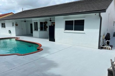 House in Miami, Florida 4 bedrooms, 180.51 sq.m. № 2013315 - photo 10