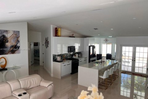 House in Miami, Florida 4 bedrooms, 180.51 sq.m. № 2013315 - photo 3