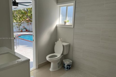 House in Miami, Florida 4 bedrooms, 180.51 sq.m. № 2013315 - photo 7