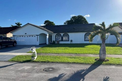 House in Miami, Florida 4 bedrooms, 180.51 sq.m. № 2013315