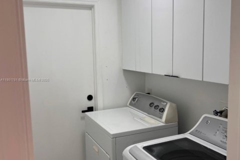 House in Miami, Florida 4 bedrooms, 180.51 sq.m. № 2013315 - photo 6