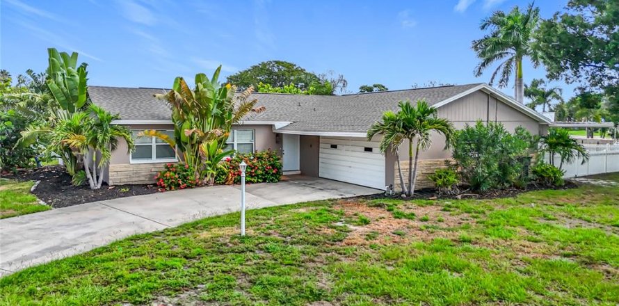 House in Tampa, Florida 3 bedrooms, 140.47 sq.m. № 1868990
