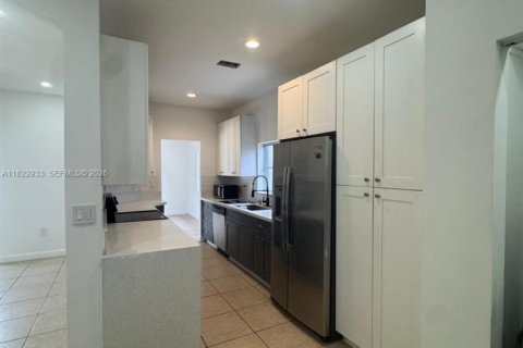 Купить виллу или дом в Хомстед, Флорида 4 спальни, 170.01м2, № 2019408 - фото 9