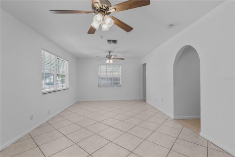 House in Lehigh Acres, Florida 2 bedrooms, 75.81 sq.m. № 2222917 - photo 9