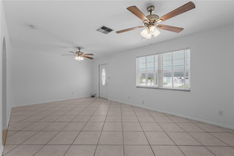 House in Lehigh Acres, Florida 2 bedrooms, 75.81 sq.m. № 2222917 - photo 12