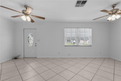 House in Lehigh Acres, Florida 2 bedrooms, 75.81 sq.m. № 2222917 - photo 10