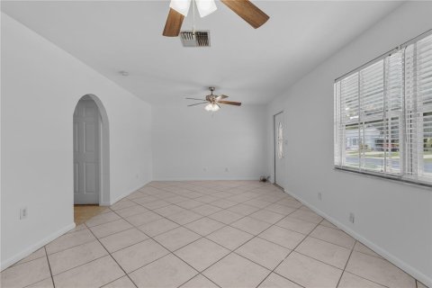 House in Lehigh Acres, Florida 2 bedrooms, 75.81 sq.m. № 2222917 - photo 11