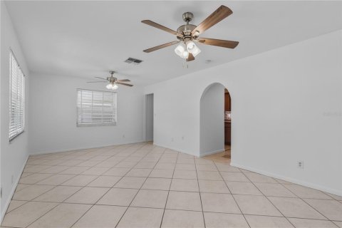 House in Lehigh Acres, Florida 2 bedrooms, 75.81 sq.m. № 2222917 - photo 8
