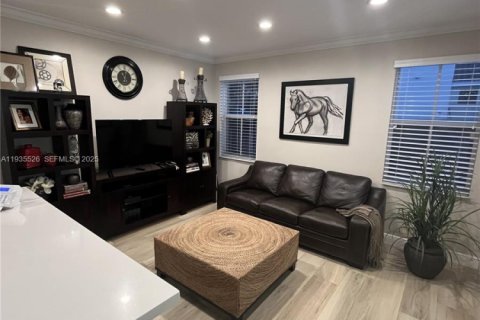 Townhouse in Miami, Florida 3 bedrooms, 146.69 sq.m. № 1994062 - photo 4