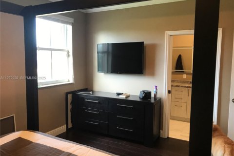 Townhouse in Miami, Florida 3 bedrooms, 146.69 sq.m. № 1994062 - photo 13