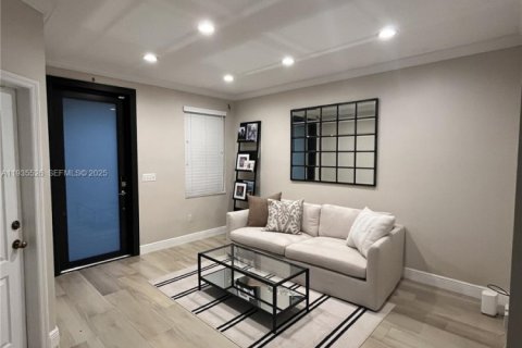 Townhouse in Miami, Florida 3 bedrooms, 146.69 sq.m. № 1994062 - photo 3