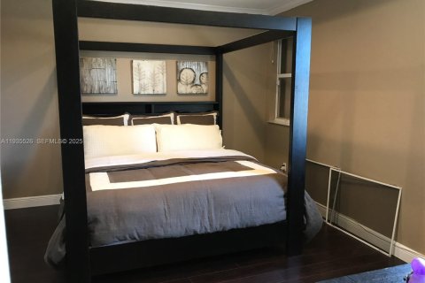 Townhouse in Miami, Florida 3 bedrooms, 146.69 sq.m. № 1994062 - photo 12