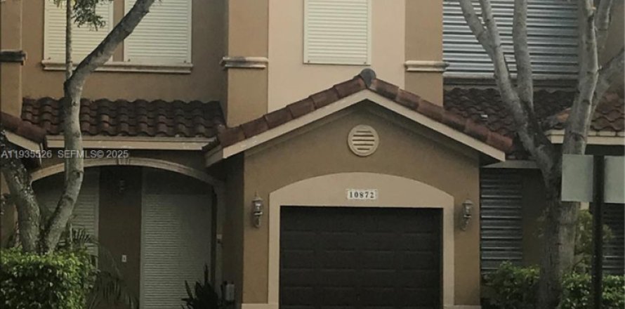 Townhouse in Miami, Florida 3 bedrooms, 146.69 sq.m. № 1994062