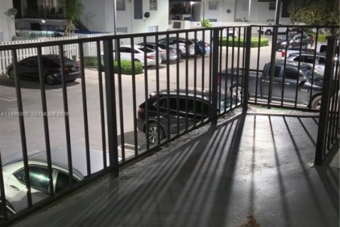 Apartment in Miami, Florida 2 bedrooms, 72 sq.m. № 2060823 - photo 10