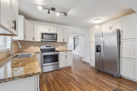 House in Minneola, Florida 5 bedrooms, 164.99 sq.m. № 2258701 - photo 8