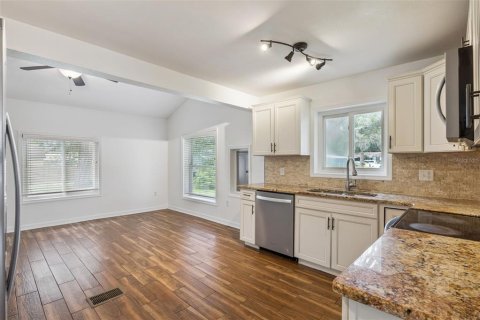 House in Minneola, Florida 5 bedrooms, 164.99 sq.m. № 2258701 - photo 12