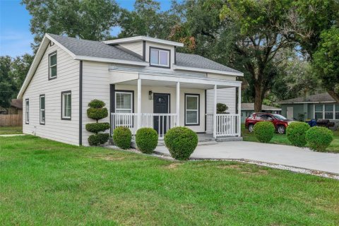 House in Minneola, Florida 5 bedrooms, 164.99 sq.m. № 2258701 - photo 2