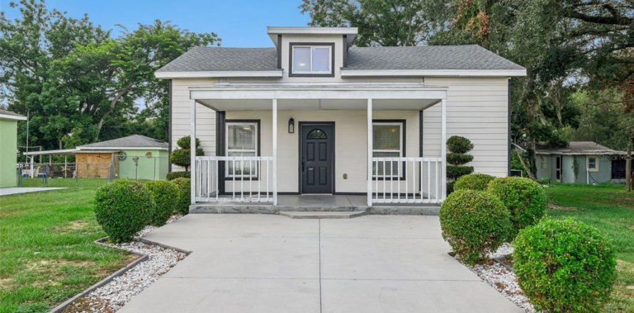 House in Minneola, Florida 5 bedrooms, 164.99 sq.m. № 2258701